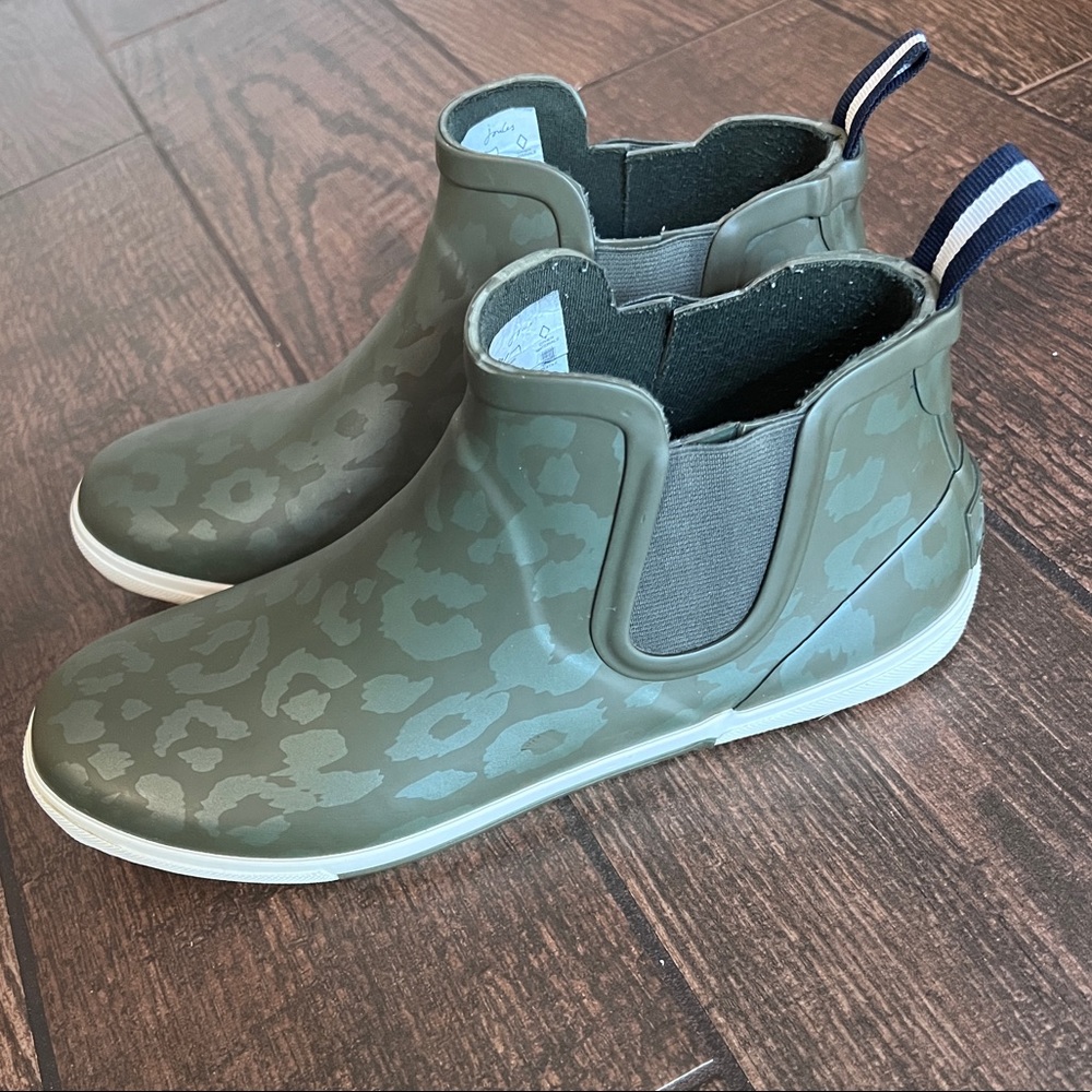 Joules green leopard rainwell short rain boot - size 9